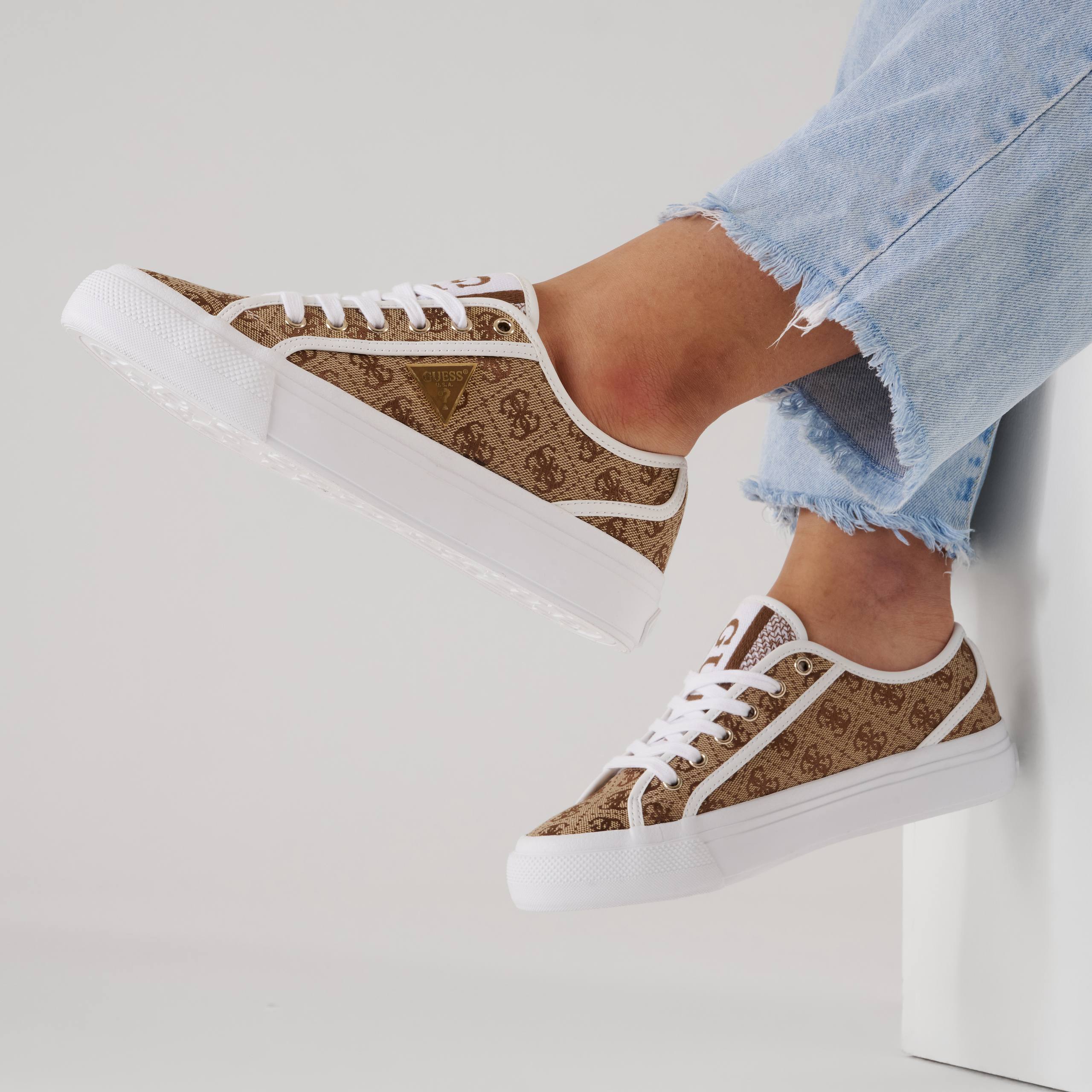 GUESS Jelexa Sneakers Women - BEG